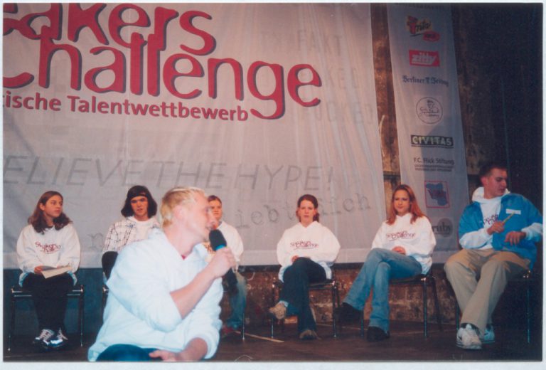 Die sechs „Speaker“ (14-17 Jahre), im Vordergrund Stephan Michme, der die Veranstaltung moderierte. Foto: Jugendclub SKANDAL